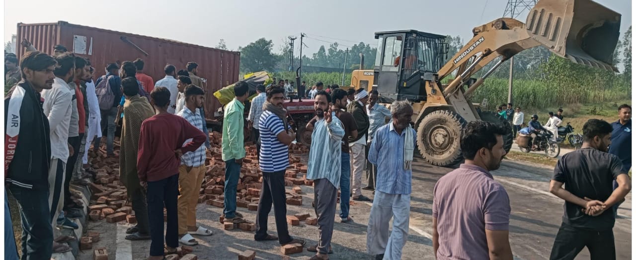 दुर्घटना स्थल पर एकत्रित लोग दुर्घटना स्थल पर एकत्रित लोग