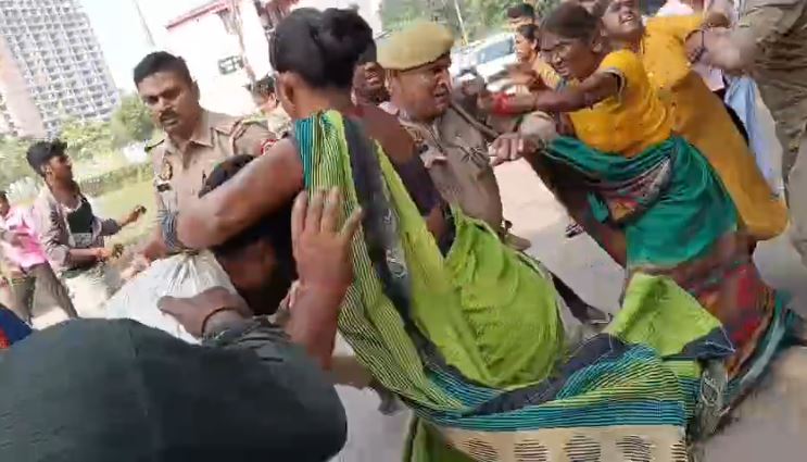 भीड़ ने पुलिस कर्मियों पर हमला बोला भीड़ ने पुलिस कर्मियों पर हमला बोला