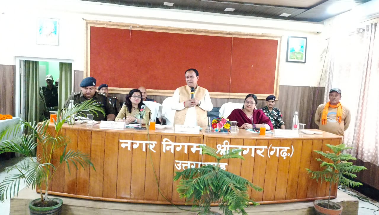 बैकुंठ चतुर्दशी मेले की तैयारी को लेकर समीक्षा बैठक लेते कैबिनेट मंत्री डॉक्टर धन सिंह रावत बैकुंठ चतुर्दशी मेले की तैयारी को लेकर समीक्षा बैठक लेते कैबिनेट मंत्री डॉक्टर धन सिंह रावत