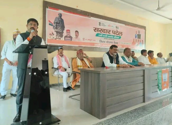 कार्यशाला को संबोधित करते मंत्री नंद गोपाल नंदी कार्यशाला को संबोधित करते मंत्री नंद गोपाल नंदी