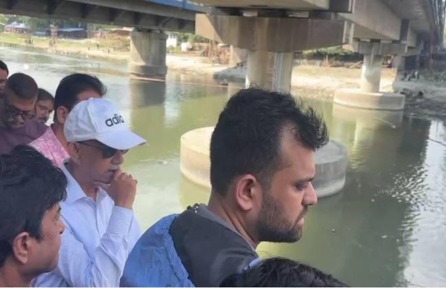 महानंदा स्थित लालमोहन मौलिक घाट का जायजा लेते मेयर महानंदा स्थित लालमोहन मौलिक घाट का जायजा लेते मेयर