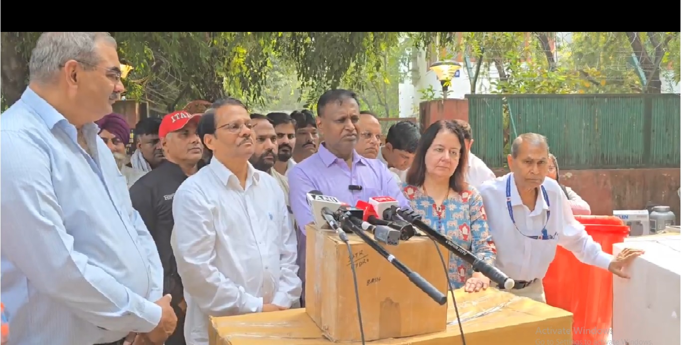 कांग्रेस नेता उदित राज प्रेस वार्ता करते हुए