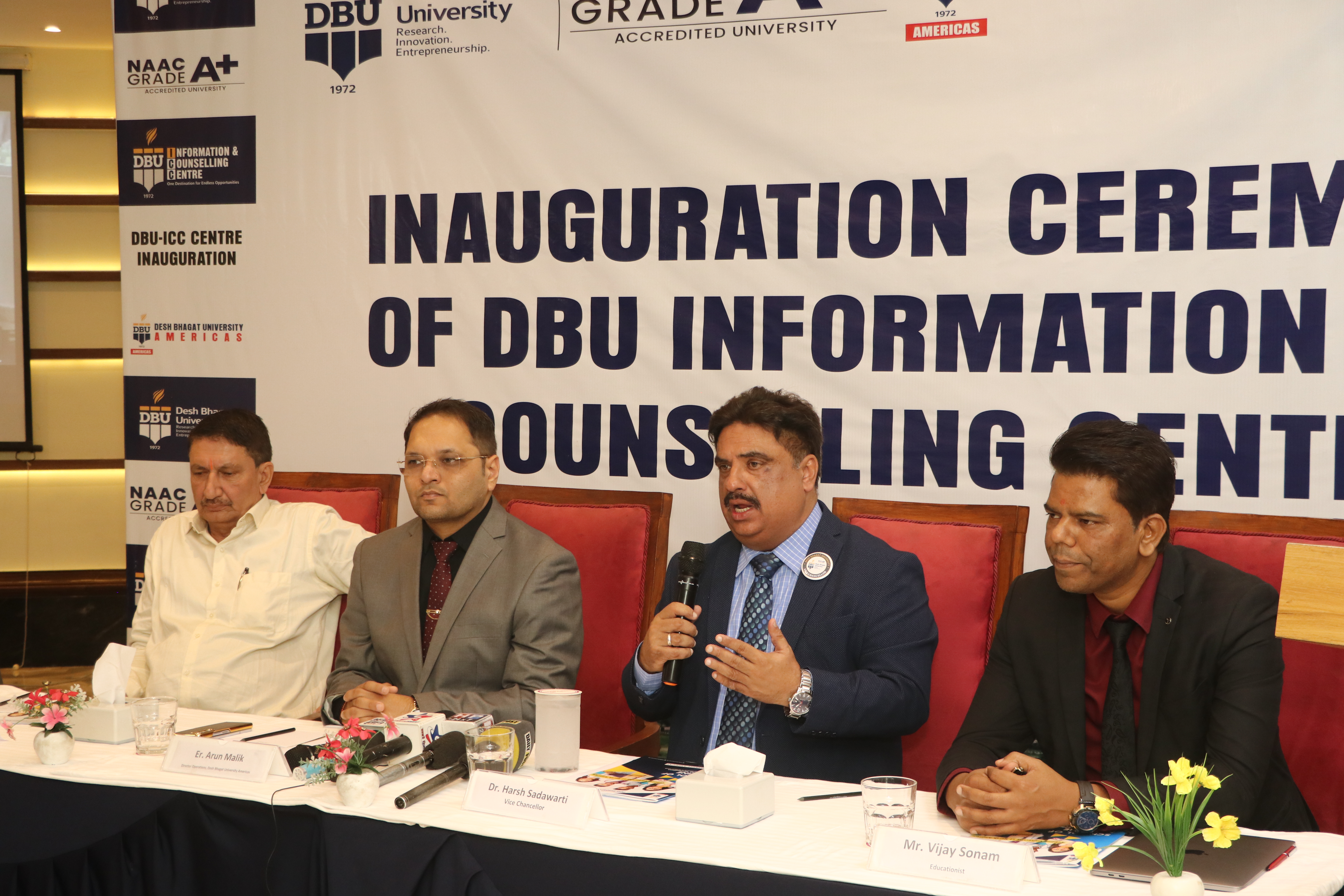 पत्रकारों से बात करते हुए देश भगत यूनिवर्सिटी के वाईस चांसलर डॉ. हर्ष सदावर्ती। पत्रकारों से बात करते हुए देश भगत यूनिवर्सिटी के वाईस चांसलर डॉ. हर्ष सदावर्ती।