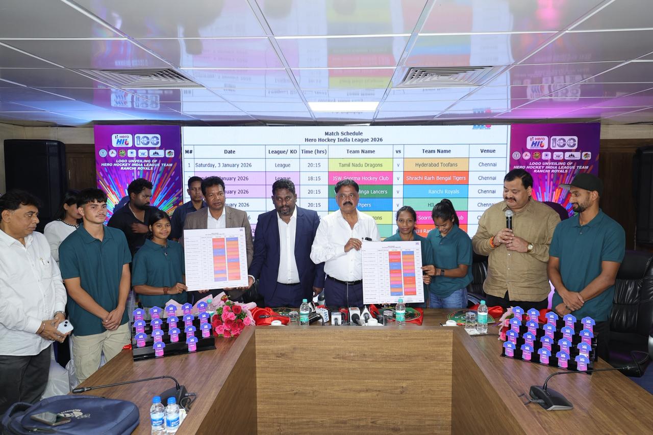 प्रेस कॉन्फ्रेंस में हॉकी इंडिया लीग का कार्यक्रम जारी करते अधिकारी प्रेस कॉन्फ्रेंस में हॉकी इंडिया लीग का कार्यक्रम जारी करते अधिकारी