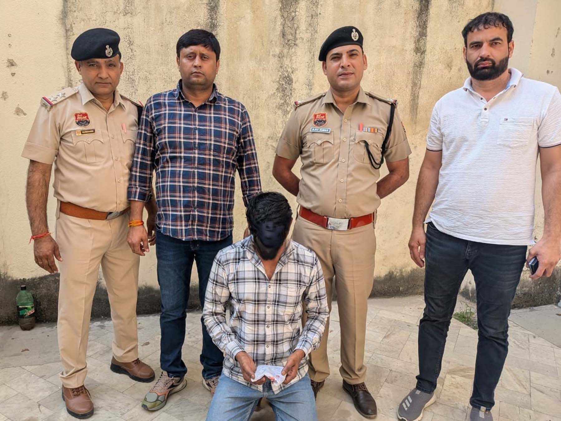 गुरुग्राम में द्वारका एक्सप्रेस-वे पर हरसरू चौक से काबू किया गया नशा तस्कर। गुरुग्राम में द्वारका एक्सप्रेस-वे पर हरसरू चौक से काबू किया गया नशा तस्कर।