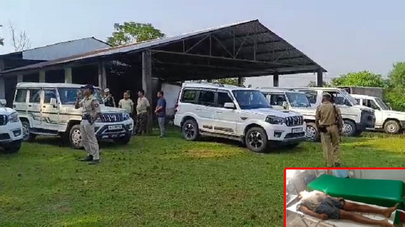 असमः मुठभेड़ के बाद पुलिस कर्मियों के जमावड़े का दृश्य। इनसाइड में मुठभेड़ में ढेर माओवादी असमः मुठभेड़ के बाद पुलिस कर्मियों के जमावड़े का दृश्य। इनसाइड में मुठभेड़ में ढेर माओवादी