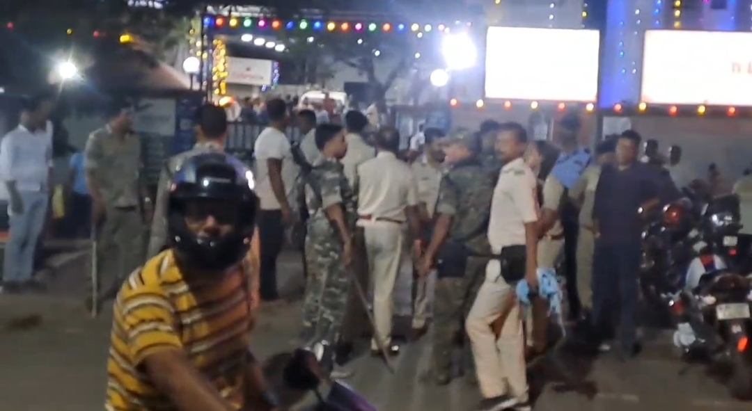 अस्पताल के बाहर खड़ी पुलिस और स्थानीय लोग अस्पताल के बाहर खड़ी पुलिस और स्थानीय लोग