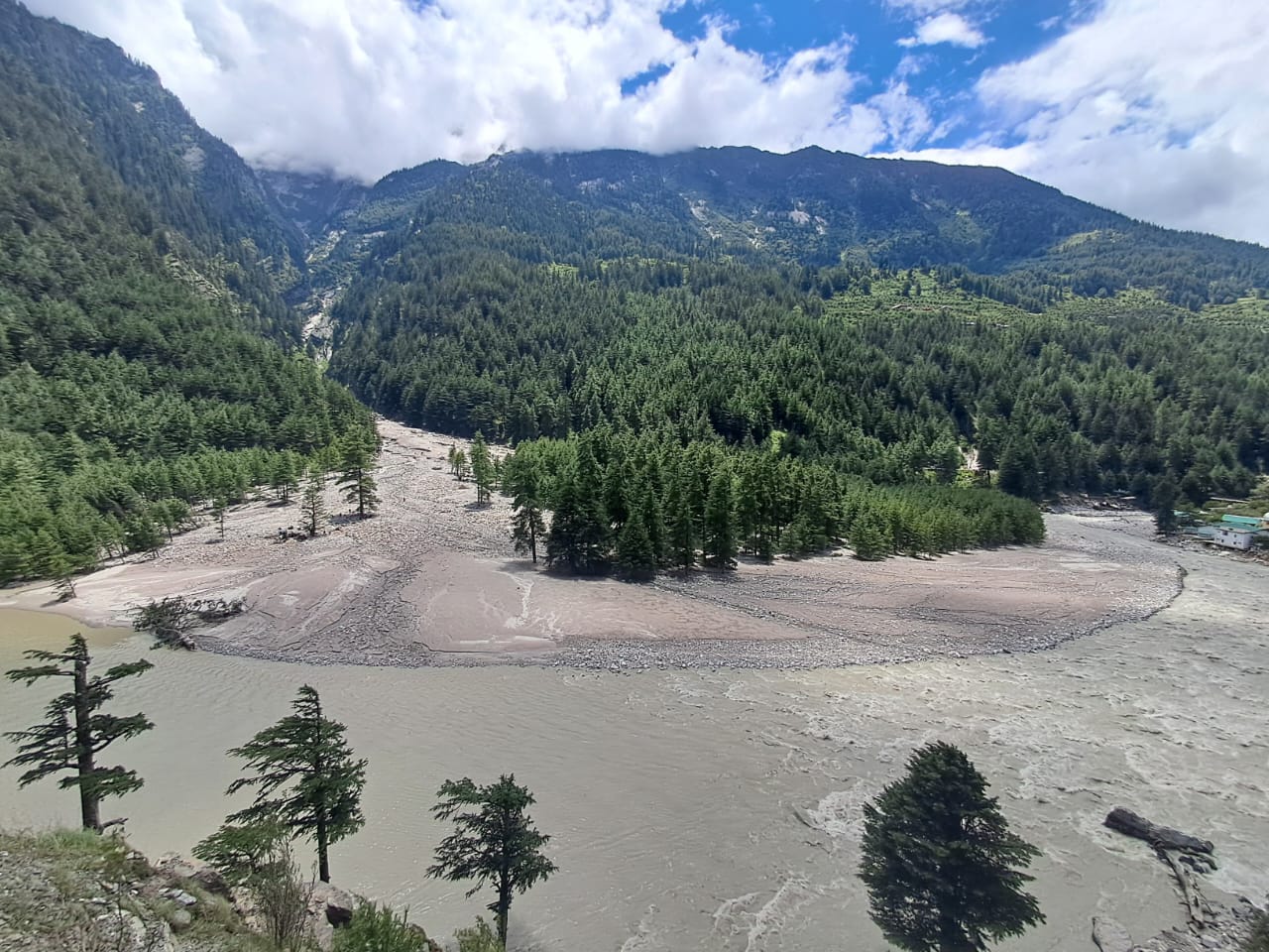 भागीरथी नदी में आये लाखों टन मलबा फिर ला सकता आफत भागीरथी नदी में आये लाखों टन मलबा फिर ला सकता आफत