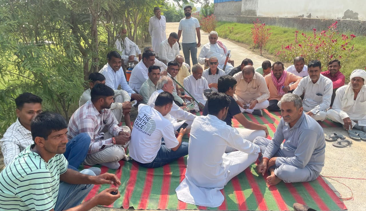 जलघर के आगे धरने पर बैठे ग्रामीण। जलघर के आगे धरने पर बैठे ग्रामीण।