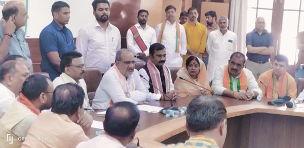 भाजपा प्रदेश अध्यक्ष वार्ता करते भाजपा प्रदेश अध्यक्ष वार्ता करते