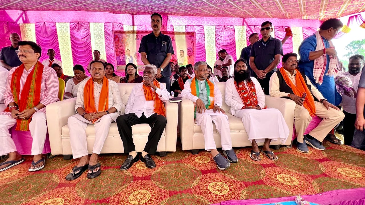 कार्यक्रम में मौजूद भाजपा प्रदेश अध्यक्ष सहित अन्यनेता कार्यक्रम में मौजूद भाजपा प्रदेश अध्यक्ष सहित अन्यनेता