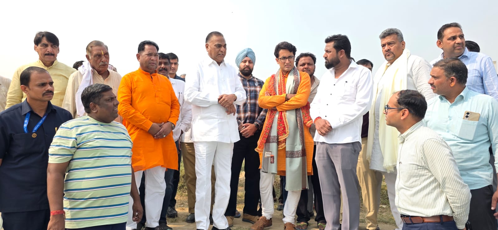 सांसद रामवीर सिंह बिधूड़ी भाजपा के राष्ट्रीय प्रवक्ता प्रदीप भंडारी के साथ छाठ घाट का निरीक्षण करते हुए।