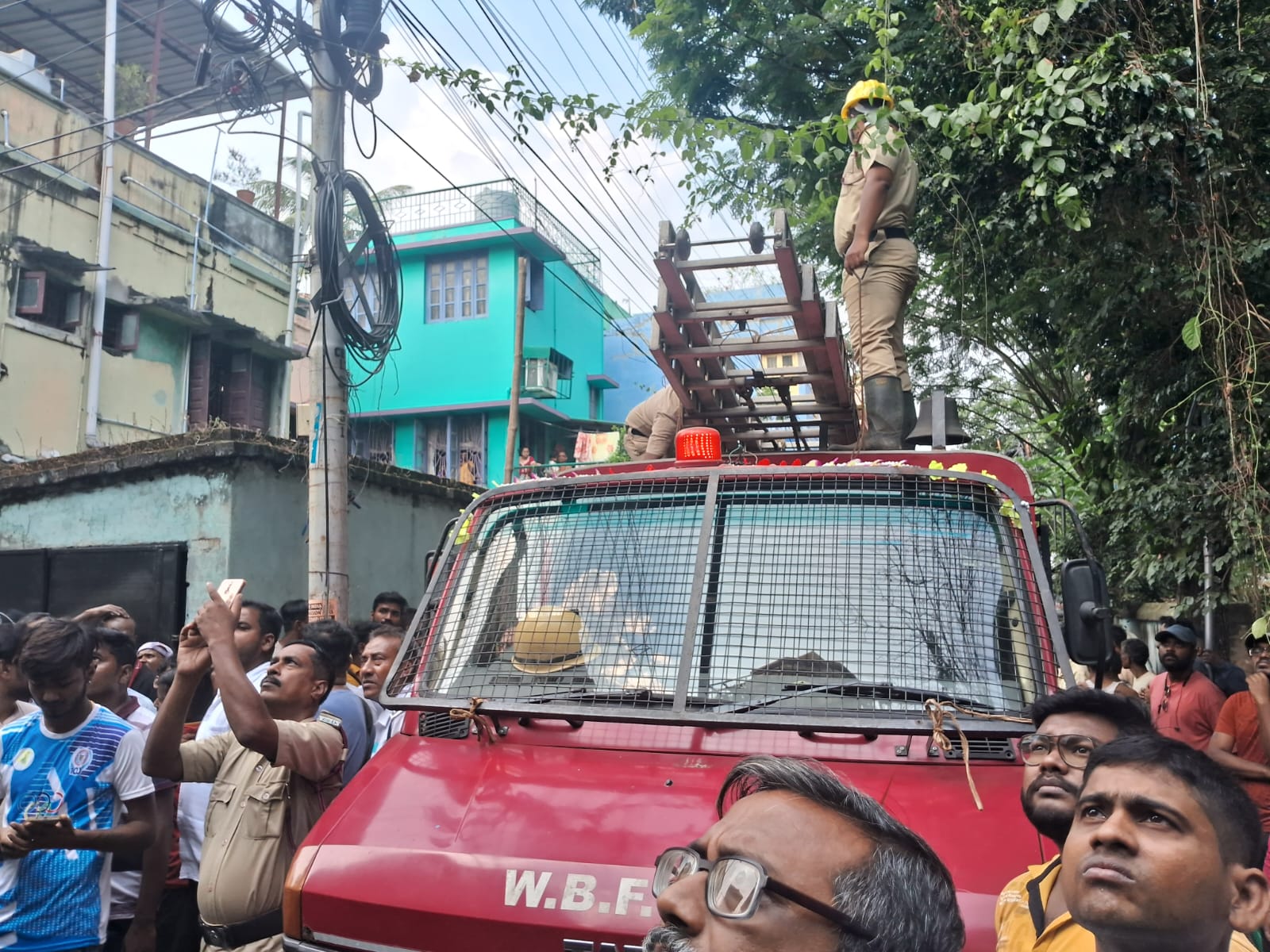 मौके पर दमकल कर्मचारी मौके पर दमकल कर्मचारी