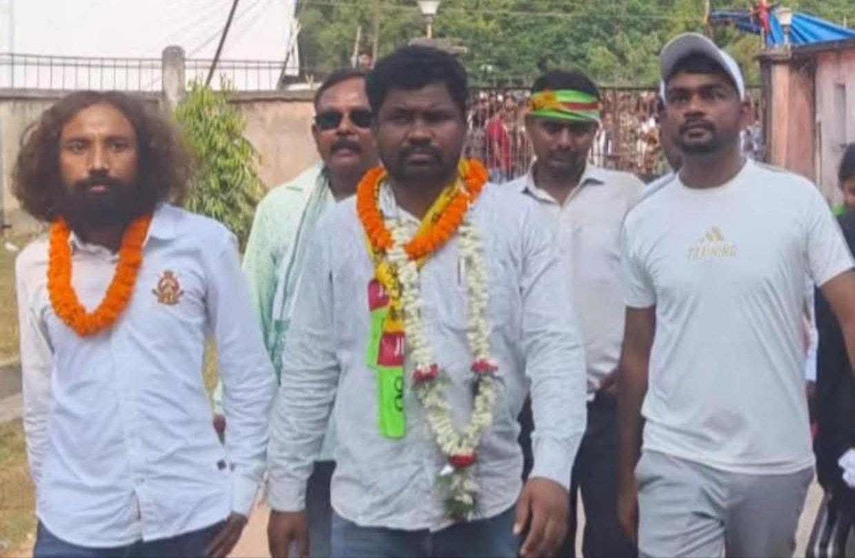 जयराम महतो के साथ देवेन्द्रनाथ महतो समेत अन्य की फोटो जयराम महतो के साथ देवेन्द्रनाथ महतो समेत अन्य की फोटो