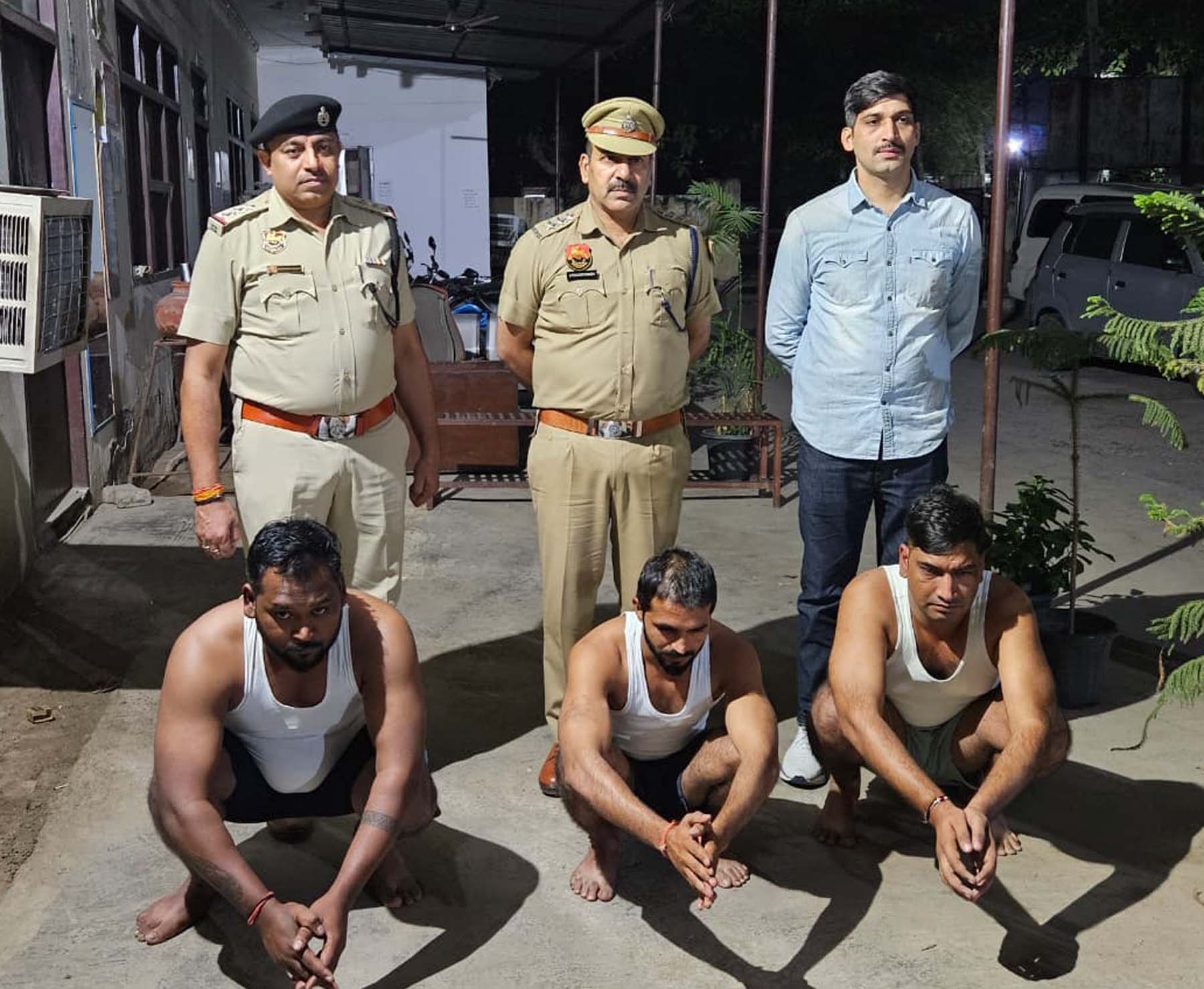 गुरुग्राम पुलिस की गिरफ्त में एक व्यक्ति से मारपीट व जातिसूचक शब्द बोलने के तीन आरोपी। गुरुग्राम पुलिस की गिरफ्त में एक व्यक्ति से मारपीट व जातिसूचक शब्द बोलने के तीन आरोपी।