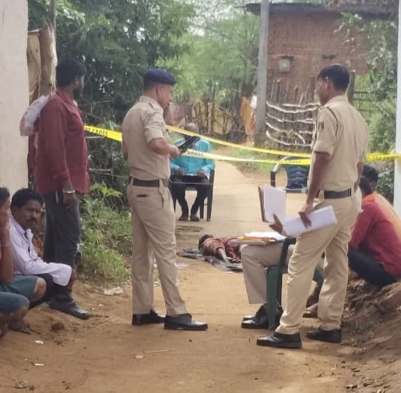 घटना स्थल माकरदोना में जांच करती केरेगांव पुलिस। घटना स्थल माकरदोना में जांच करती केरेगांव पुलिस।