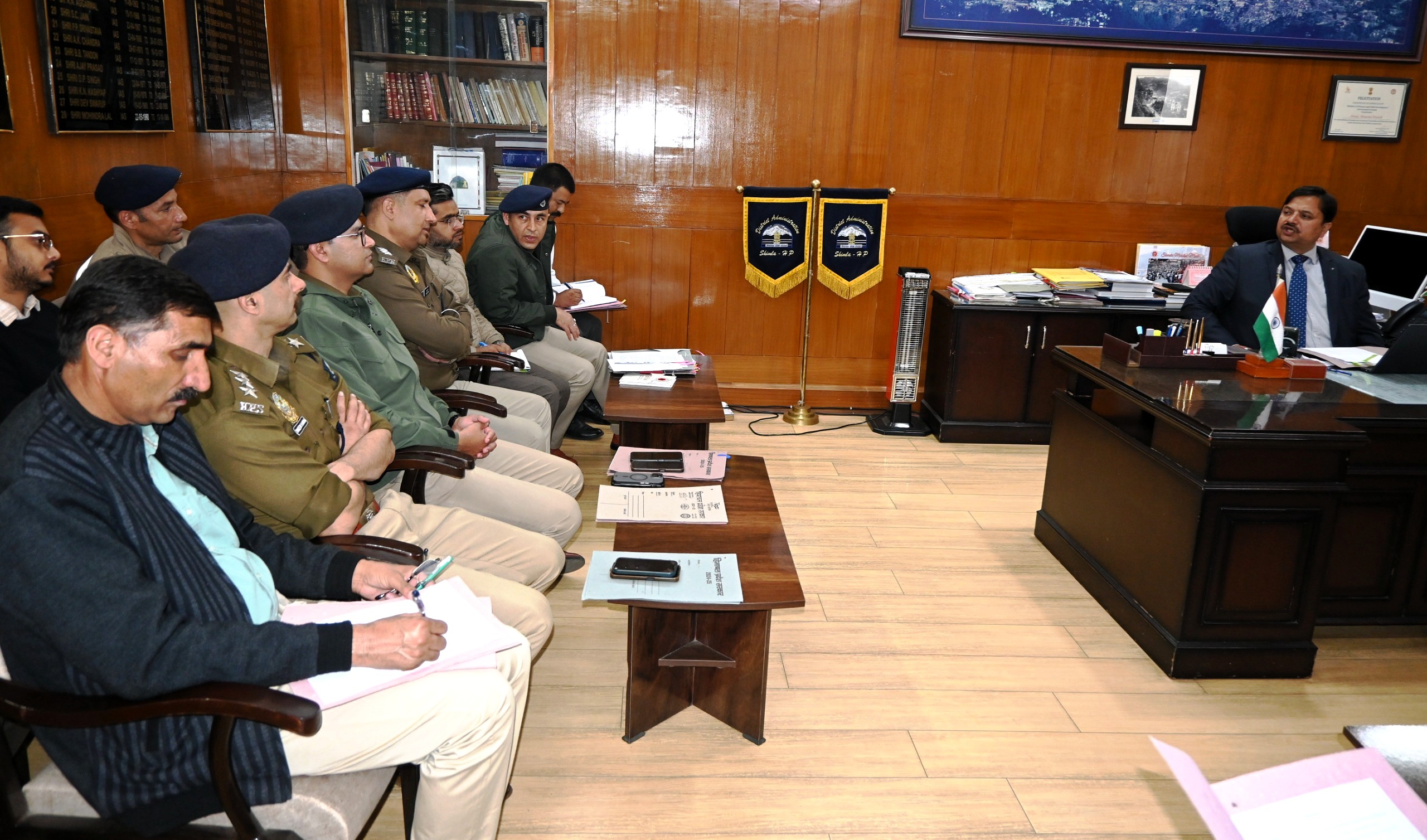 उपायुक्त अनुपम कश्यप बैठक की अध्यक्षता करते हुए उपायुक्त अनुपम कश्यप बैठक की अध्यक्षता करते हुए