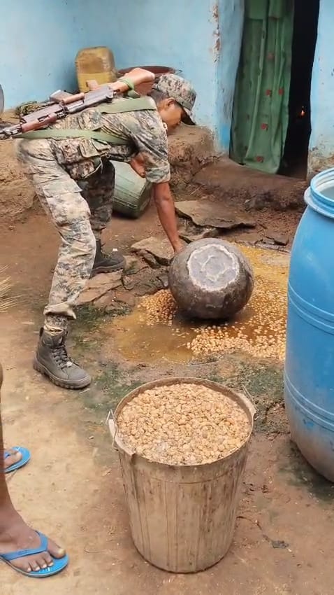 जावा को नष्ट करती पुलिस टीम जावा को नष्ट करती पुलिस टीम