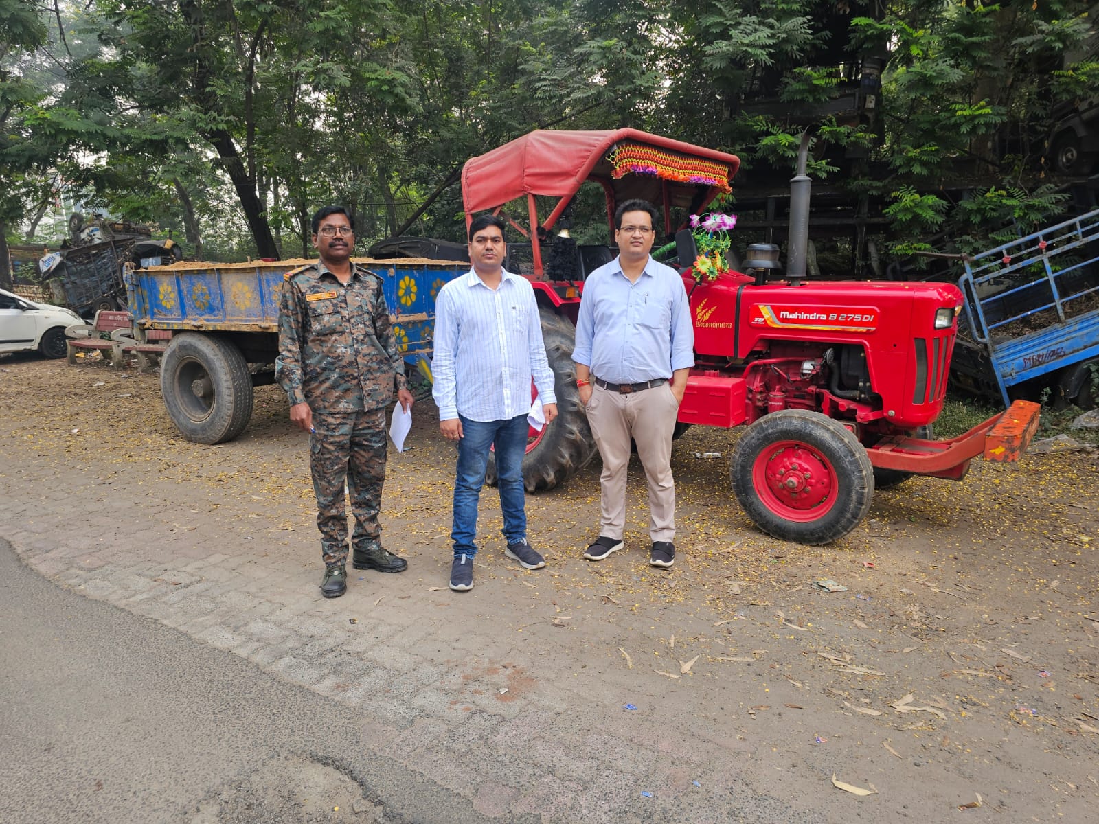 छापेमारी करती टीम छापेमारी करती टीम