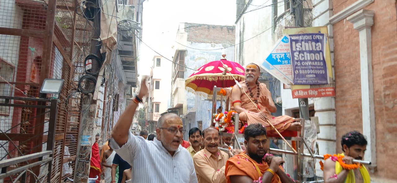 शंकराचार्य का स्वागत करते श्रद्धालु शंकराचार्य का स्वागत करते श्रद्धालु