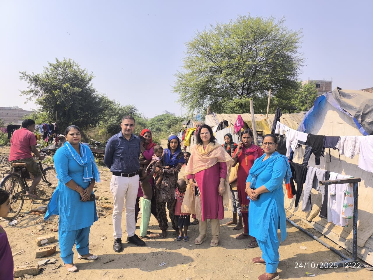 गुरुग्राम की स्लम बस्तियों में स्वास्थ्य सेवाएं पहुंचने के लिए निरीक्षण करती सीएमओ डॉ अलका सिंह व उनकी टीम। गुरुग्राम की स्लम बस्तियों में स्वास्थ्य सेवाएं पहुंचने के लिए निरीक्षण करती सीएमओ डॉ अलका सिंह व उनकी टीम।