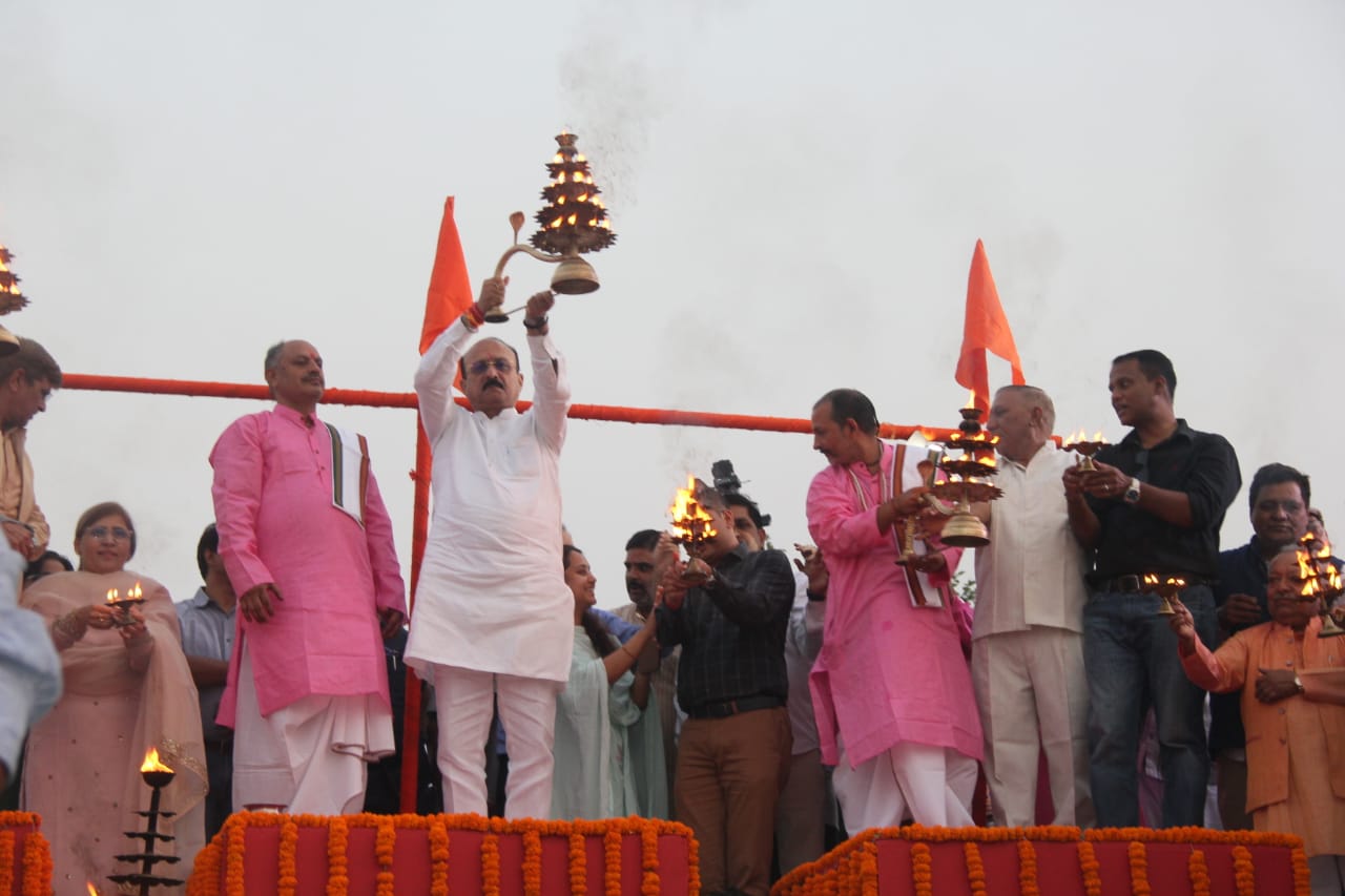 सोनिया विहार स्थित यमुना घाट पर दिल्ली के शिक्षा मंत्री आशीष सूद मां यमुना की आरती करते हुए