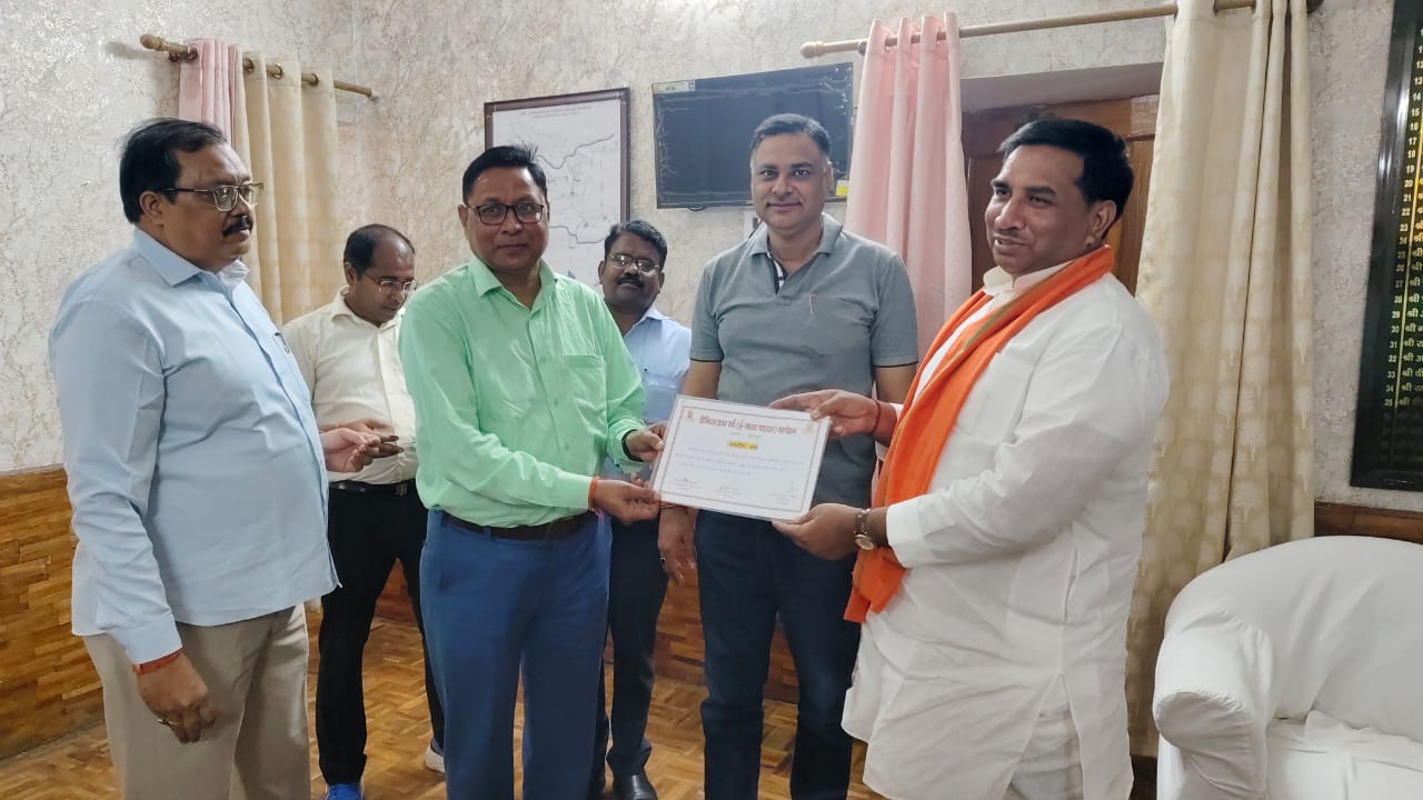 फार्मर रजिस्ट्री में उत्कृष्ट कार्य करने वालों को सम्मानित करते विधायक मड़िहान रमाशंकर सिंह पटेल और जिलाधिकारी फार्मर रजिस्ट्री में उत्कृष्ट कार्य करने वालों को सम्मानित करते विधायक मड़िहान रमाशंकर सिंह पटेल और जिलाधिकारी