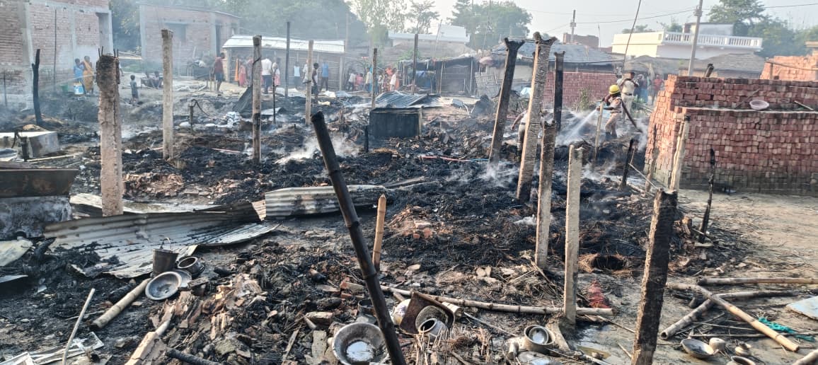 17 houses burnt to ashes due to fire in West Champaran 17 houses burnt to ashes due to fire in West Champaran