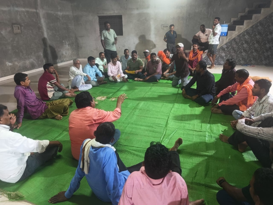 ग्राम तेलीनसत्ती को नशा मुक्त बनाने चर्चा करते युवा एवं सर्व समाज प्रमुख।