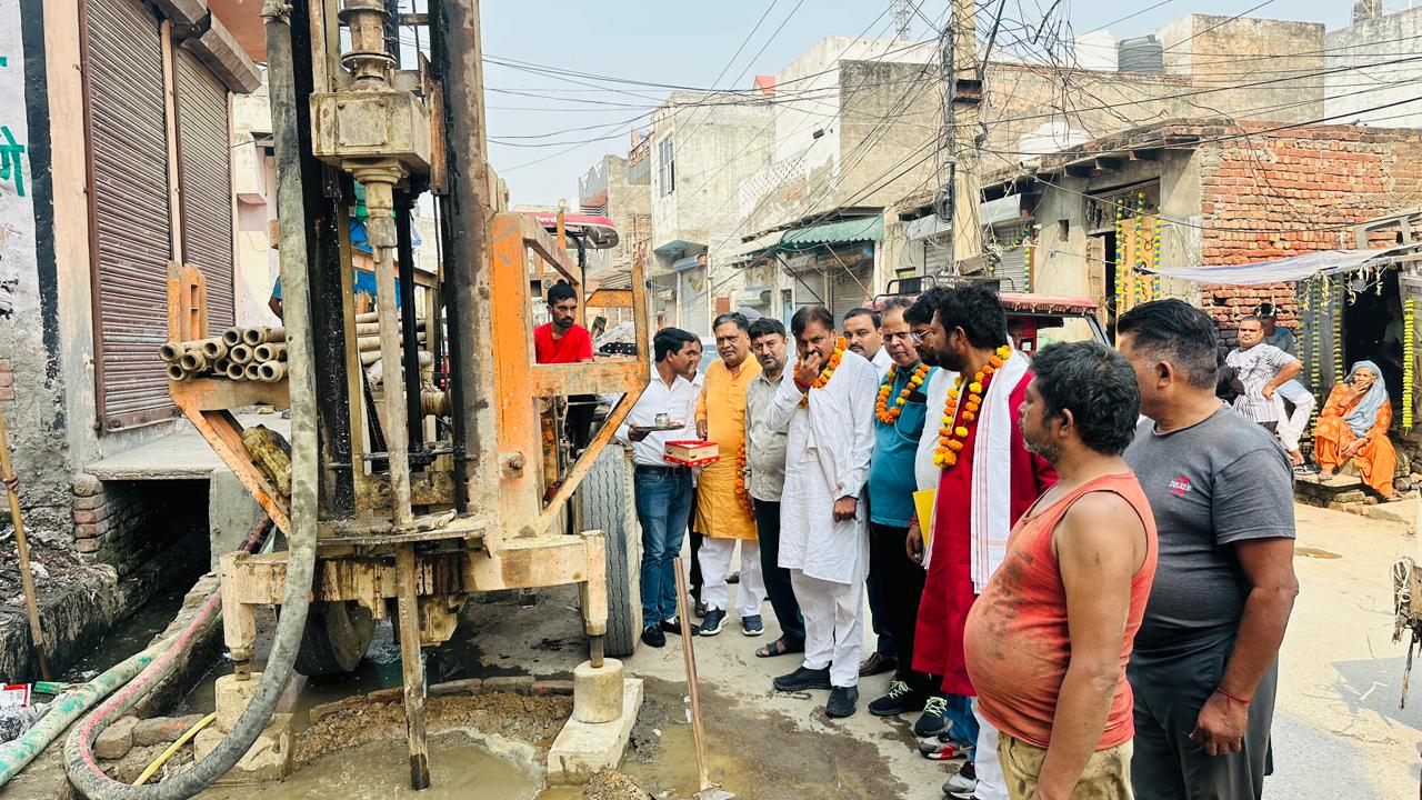 बहादुरगढ़ के झील मोहल्ला में रेन वाटर हार्वेस्टिंग सिस्टम लगाने की शुरुआत करवाते राजपाल शर्मा और रमेश राठी। बहादुरगढ़ के झील मोहल्ला में रेन वाटर हार्वेस्टिंग सिस्टम लगाने की शुरुआत करवाते राजपाल शर्मा और रमेश राठी।