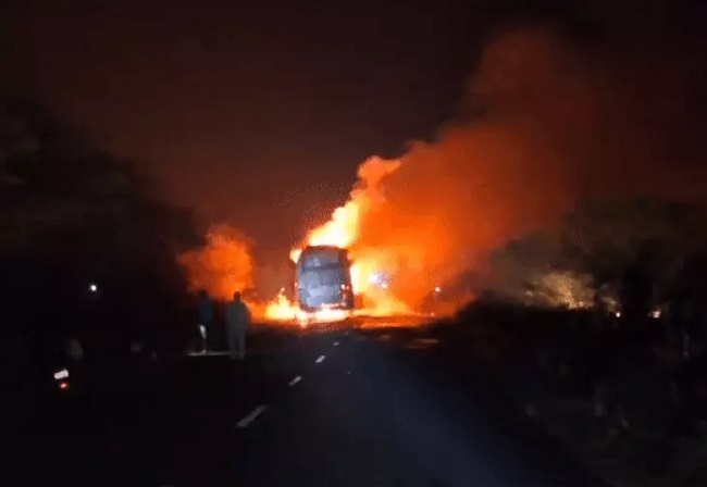 अशोकनगर में बस में आग भीषण अशोकनगर में बस में आग भीषण