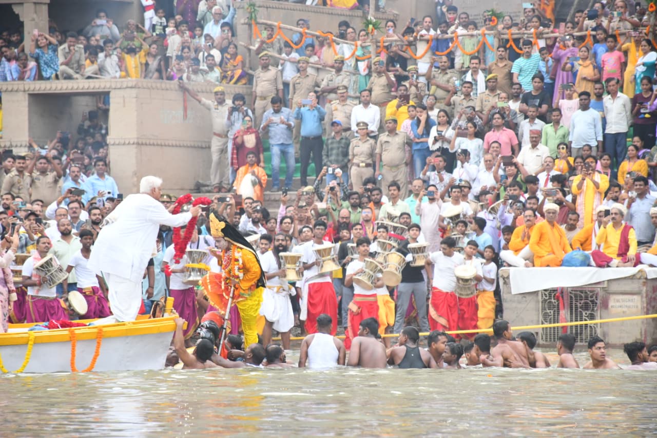 लीला में कालिया नाग का मर्दन कर नृत्य करते कांहा लीला में कालिया नाग का मर्दन कर नृत्य करते कांहा