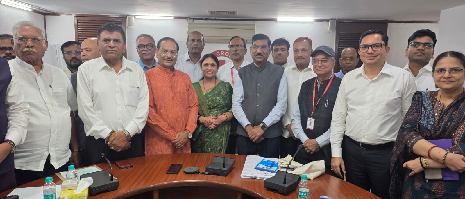 निर्वाचित नरेश चौधरी अन्य सदस्यों के साथ निर्वाचित नरेश चौधरी अन्य सदस्यों के साथ