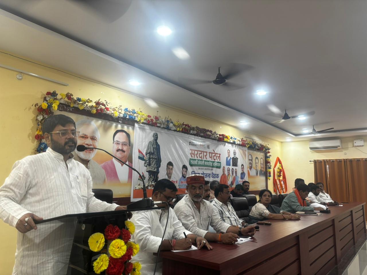 बैठक को संबोधित करते हुए जिलाध्यक्ष पुष्पराज सिंह बैठक को संबोधित करते हुए जिलाध्यक्ष पुष्पराज सिंह