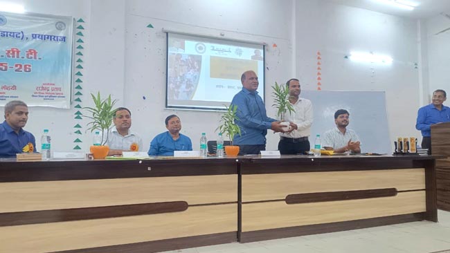 बधाई देते डॉयट प्राचार्य बधाई देते डॉयट प्राचार्य