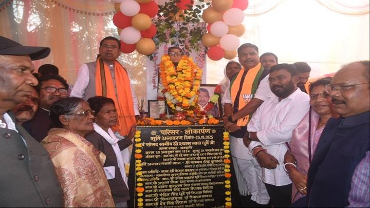 मप्रः ग्राम पंचायत बम्हनी में पूर्व सांसद स्व. श्यामलाल धुर्वे की प्रतिमा का अनावरण मप्रः ग्राम पंचायत बम्हनी में पूर्व सांसद स्व. श्यामलाल धुर्वे की प्रतिमा का अनावरण