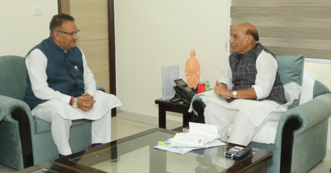 सैनिक कल्याण मंत्री गणेश जोशी रक्षा मंत्री राजनाथ सिंह से भेंट करते। सैनिक कल्याण मंत्री गणेश जोशी रक्षा मंत्री राजनाथ सिंह से भेंट करते।