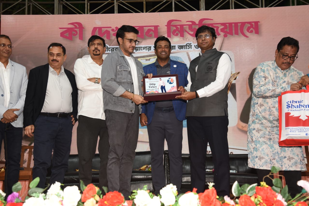 दिलीप तिर्की को सम्मानित करते सौरव गांगुली दिलीप तिर्की को सम्मानित करते सौरव गांगुली