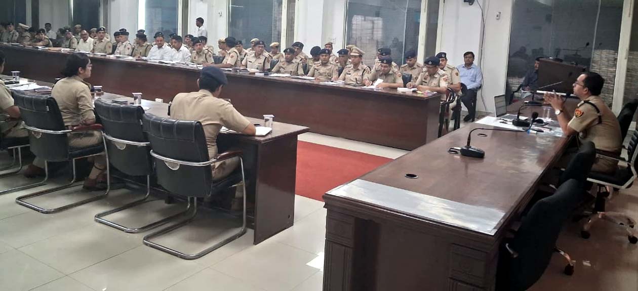 बैठक को संबोधित करते पुलिस अधीक्षक शशांक कुमार सावन। बैठक को संबोधित करते पुलिस अधीक्षक शशांक कुमार सावन।