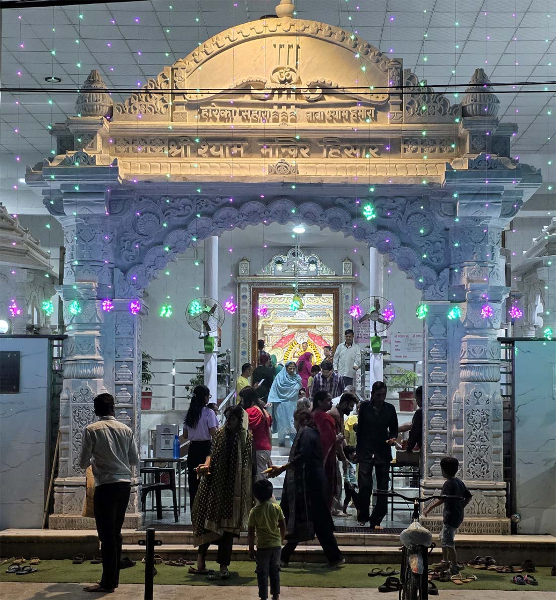 कीर्तन के उपलक्ष्य में सजाया गया श्री श्याम मंदिर। कीर्तन के उपलक्ष्य में सजाया गया श्री श्याम मंदिर।