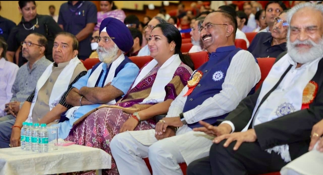 नई दिल्ली केदारनाथ साहनी ऑडिटोरियम में प्रधानमंत्री की मन की बात कार्यक्रम को सुनतीं हूई दिल्ली की मुख्यमंत्री रेखा गुप्ता