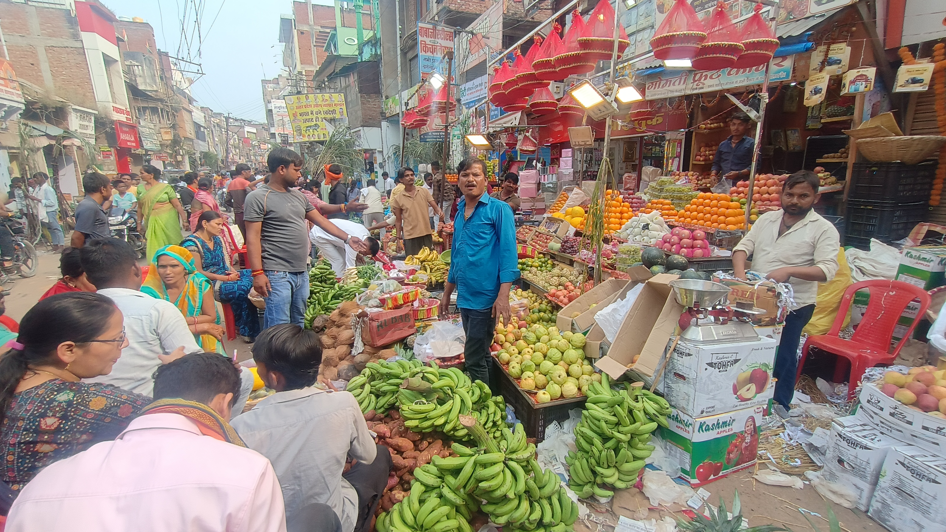 फलों को सजी दुकानें खरीदारी करती हुई व्रती माता