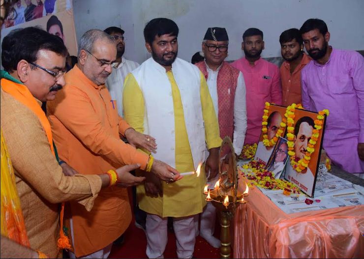 दीप जलाते भूपेन्द्र चौधरी दीप जलाते भूपेन्द्र चौधरी