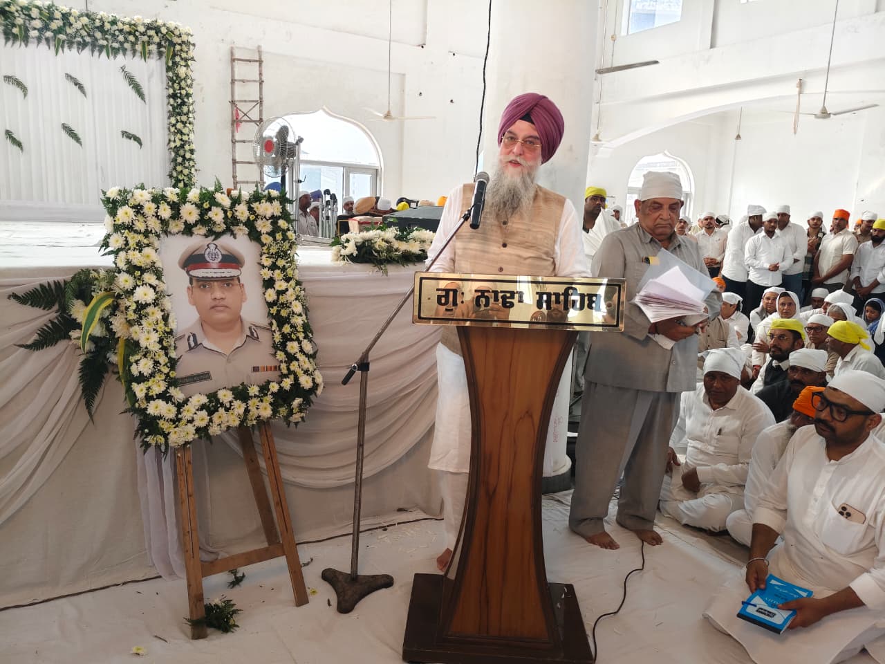 पंजाब विधानसभा के स्पीकर कुलतार सिंह संधवां वाई पूरन कुमार काे श्रद्धांजलि भेंट करते हुए पंजाब विधानसभा के स्पीकर कुलतार सिंह संधवां वाई पूरन कुमार काे श्रद्धांजलि भेंट करते हुए