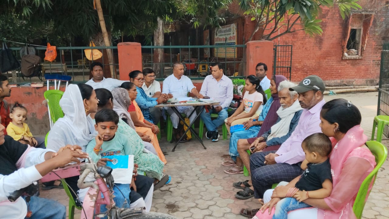 बैठक के दौरान अध्यक्ष वीरेंद्र कुमार व अन्य का छायाचित्र