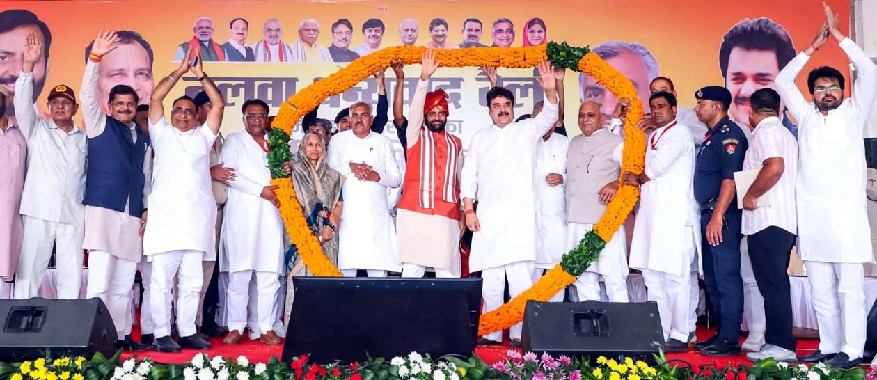 रैली में मुख्यमंत्री नायब सैनी का स्वागत करते आयोजक व अन्य क्षेत्रवासी।