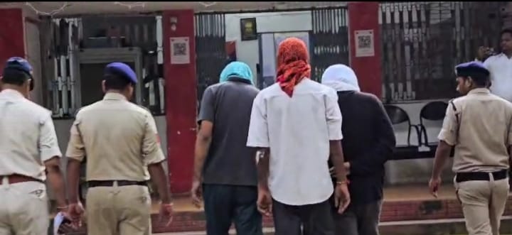 तीनाे आराेपियाें काे थाना ले जाती पुलिस तीनाे आराेपियाें काे थाना ले जाती पुलिस