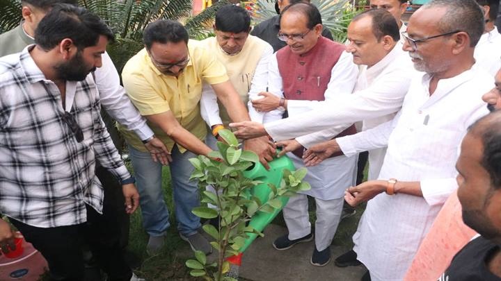 केन्द्रीय मंत्री ने अमरूद का पौधा लगाया केन्द्रीय मंत्री ने अमरूद का पौधा लगाया