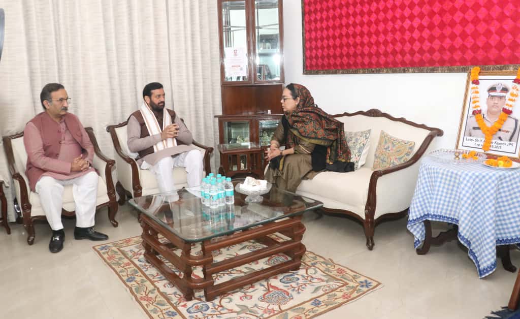 हरियाणा के मुख्यमंत्री नायब सैनी अमनीत पी कुमार से मुलाकात करते हुए हरियाणा के मुख्यमंत्री नायब सैनी अमनीत पी कुमार से मुलाकात करते हुए