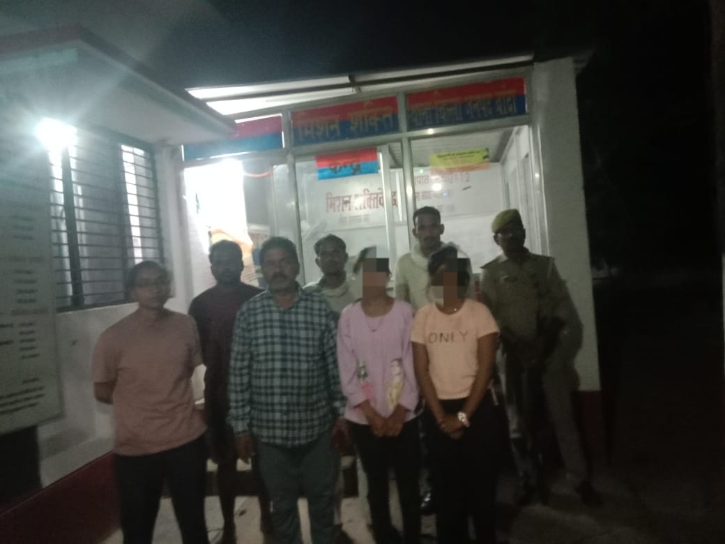 मिशन शक्ति टीम के साथ बरामद लड़कियां मिशन शक्ति टीम के साथ बरामद लड़कियां